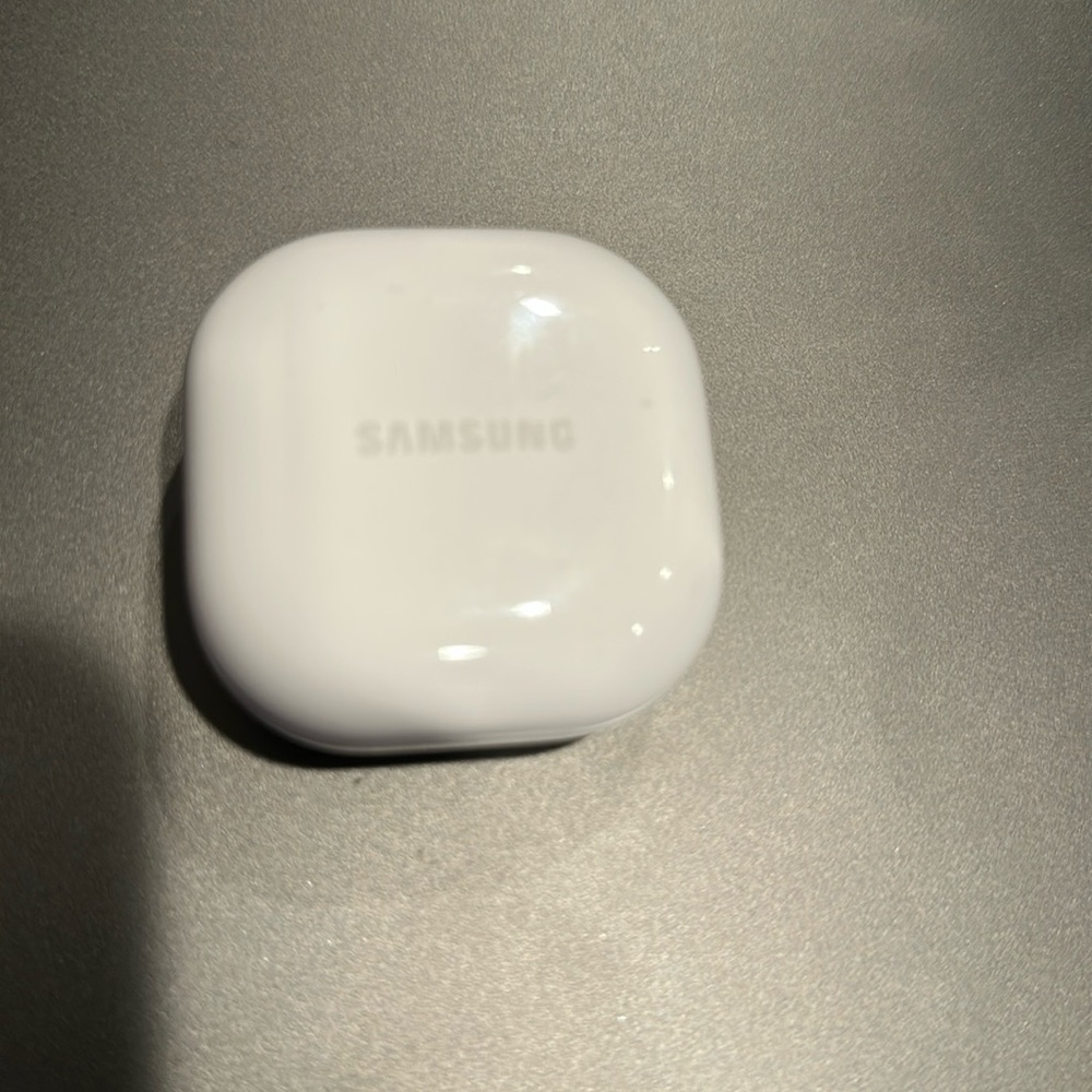 🎈SALE 🎈 Samsung earbuds case with one LEFT earbud. Model SM-R177